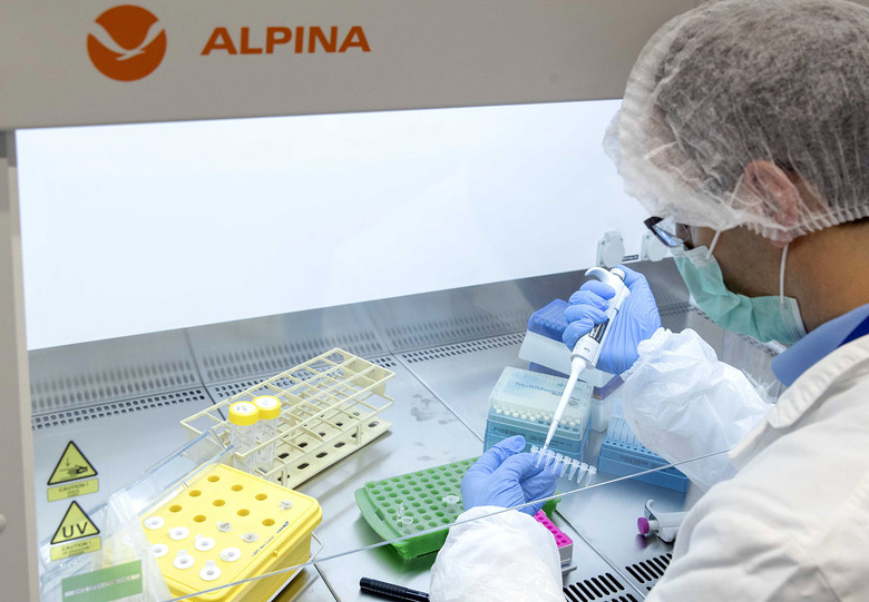 dna-lab-test-scientist
