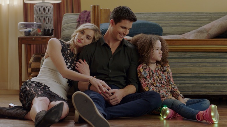 Allegra Edwards (Ingrid Kannerman), Robbie Amell (Nathan Brown), Chloe Coleman (Nevaeh) in Upload.