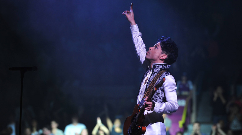 Prince-Hand-in-the-Air1