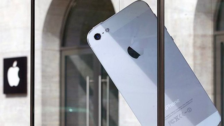 iphone-5-apple-store-sign