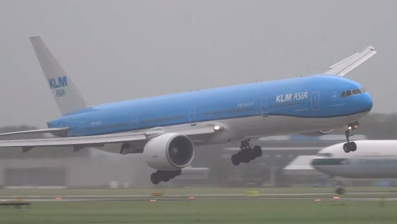 boeing-777-landing-75mph-windstorm