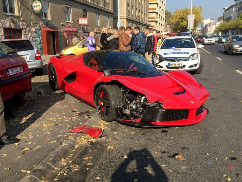supercar-ferrari-crash