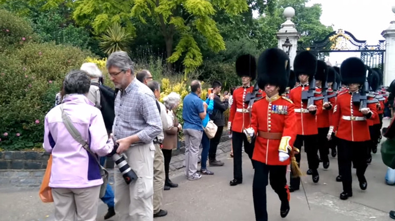 funny-queens-guard-youtube-videos