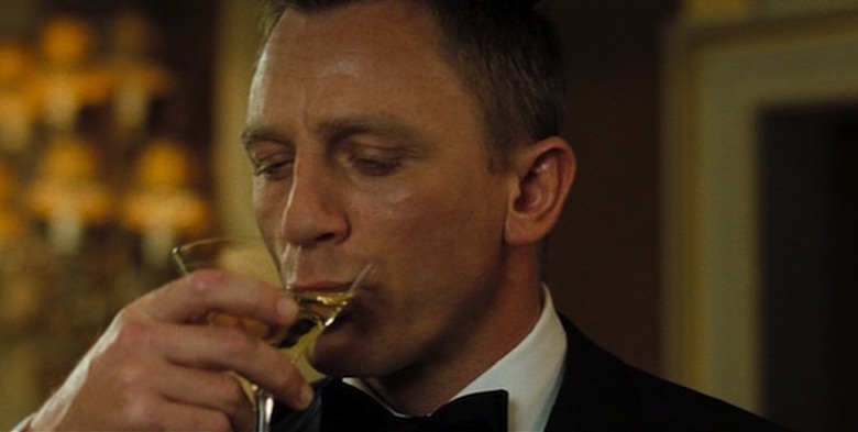 Daniel Craig Bond drinking