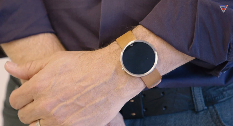 moto-360-on-wrist