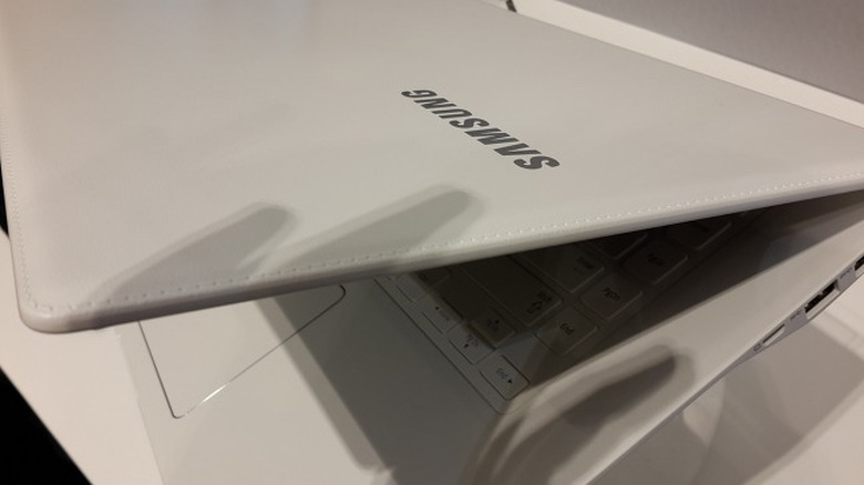 samsung-ativ-book-9-faux-leather-1