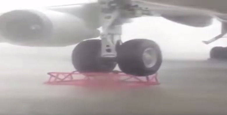 boeing-747-typhoon-wind-lifts-plane