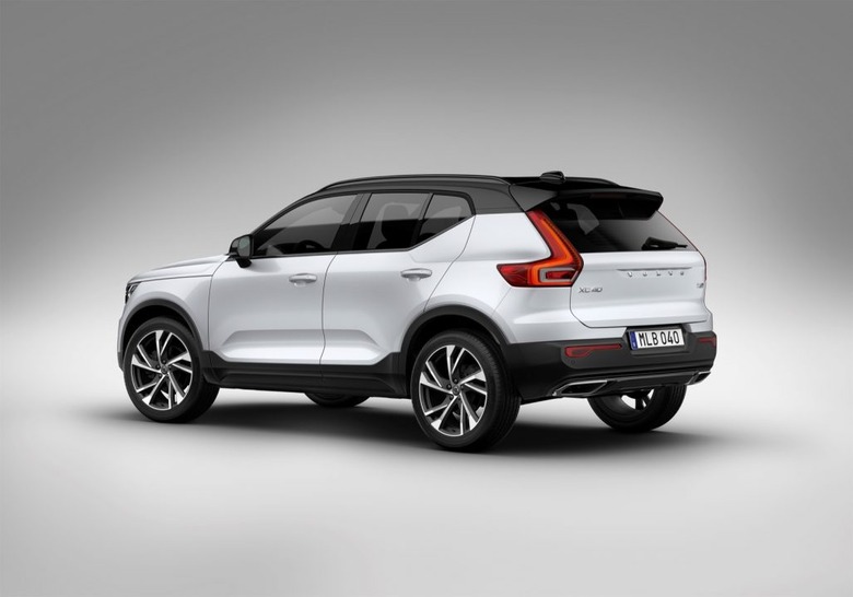 213067_New_Volvo_XC40_exterior-1027x720