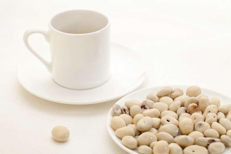 Yogurt raisins and coffee