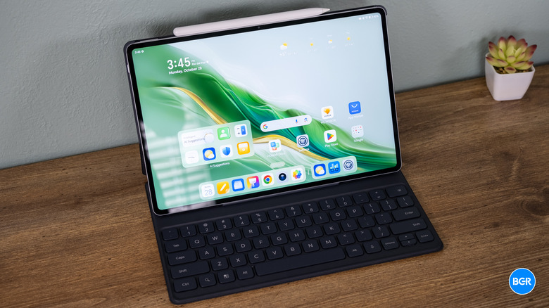 Honor MagicPad 2 tablet with its keyboard and stylus.
