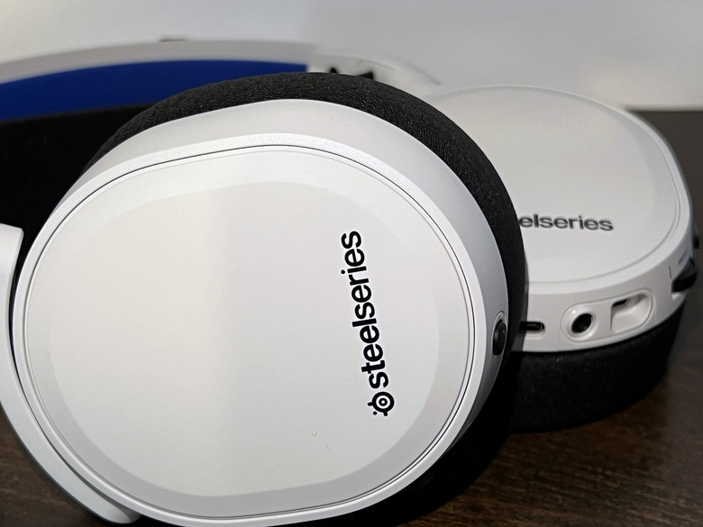 A close-up of the earcup exterior on the SteelSeries Arctis 7P+