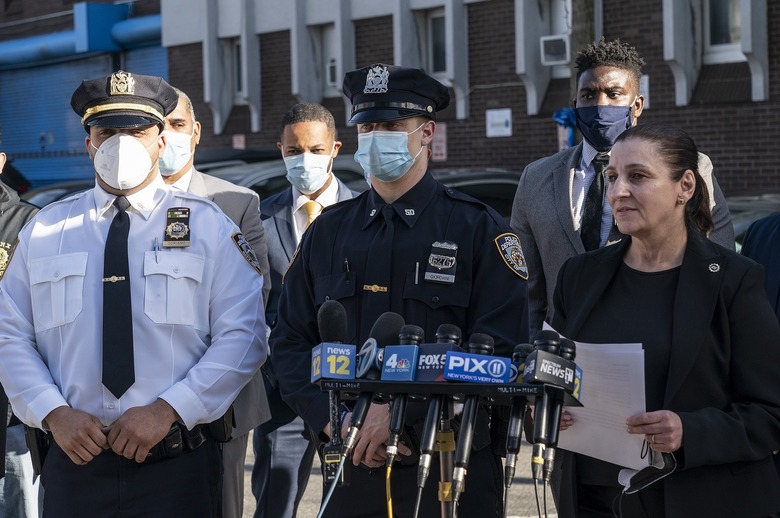New York: Press briefing by NYPD Deputy Inspector Jessica Corey