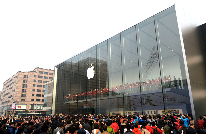apple-crowd-sign