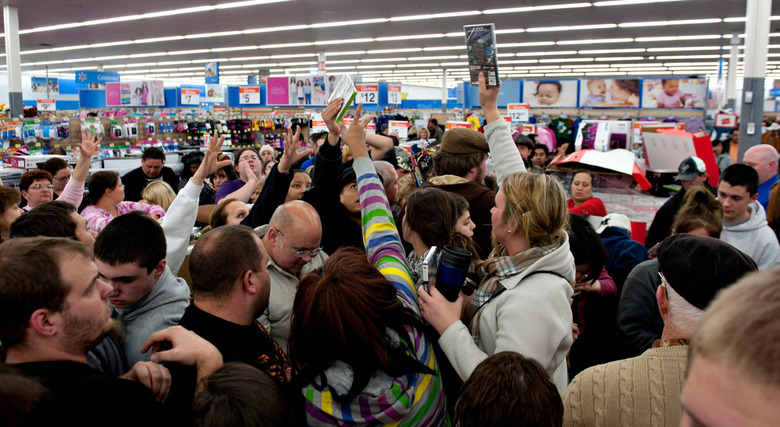 black-friday-shoppers