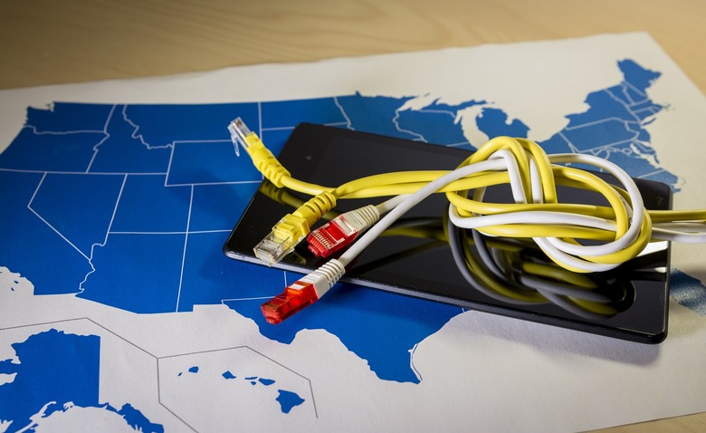 knotted net cable over a Smartphone and US map