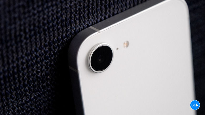 iPhone 16e camera