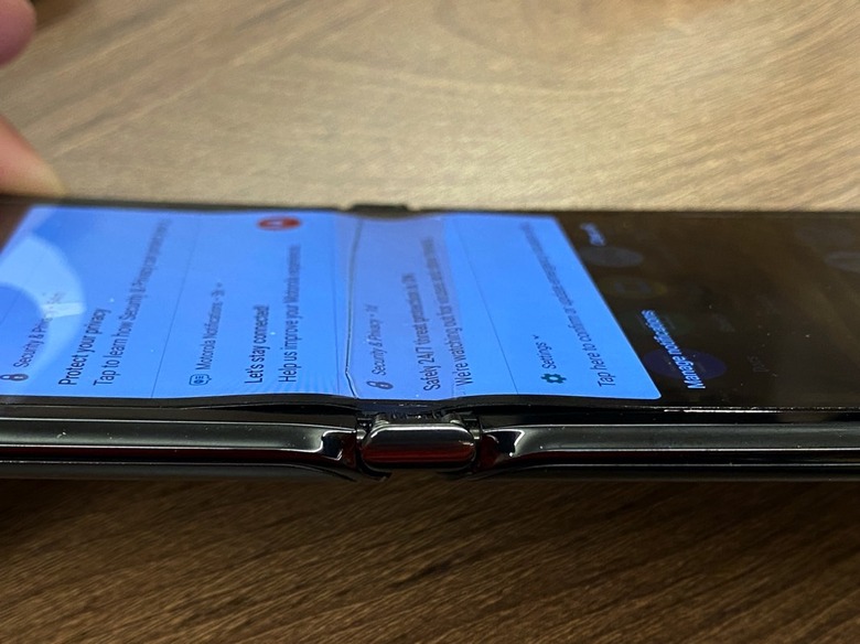 motorola-razr-screen-peeling-input-3