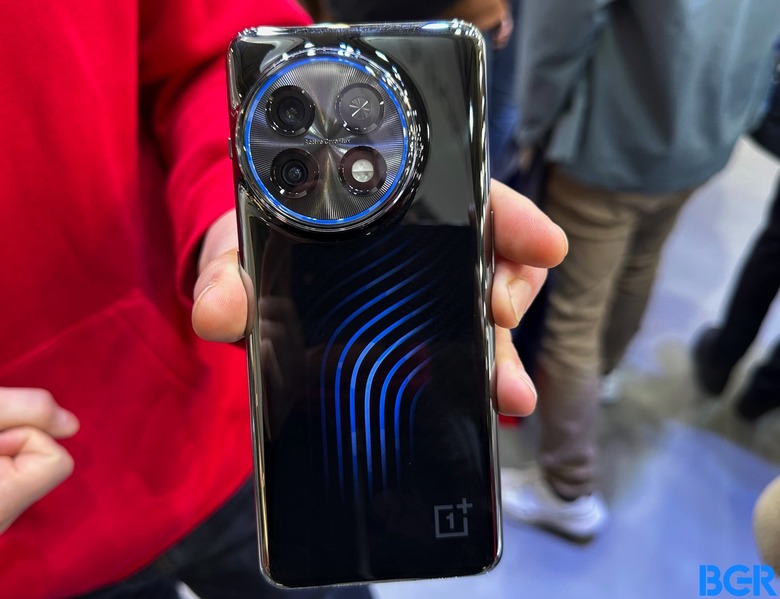 OnePlus 11 Concept: Active CryoFlux water cooling demo at MWC 2023.