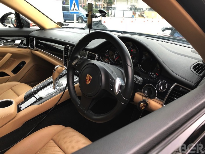 huawei-mate-10-pro-ai-self-driving-car-mwc-2018-007