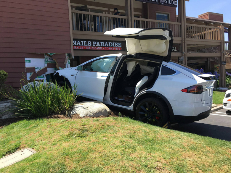 tesla-model-x-parking-crash-1