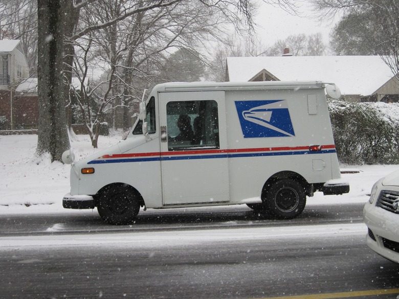 usps-truck-snow